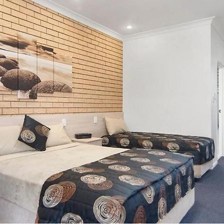 Warwick Settlers Inn Bagian luar foto