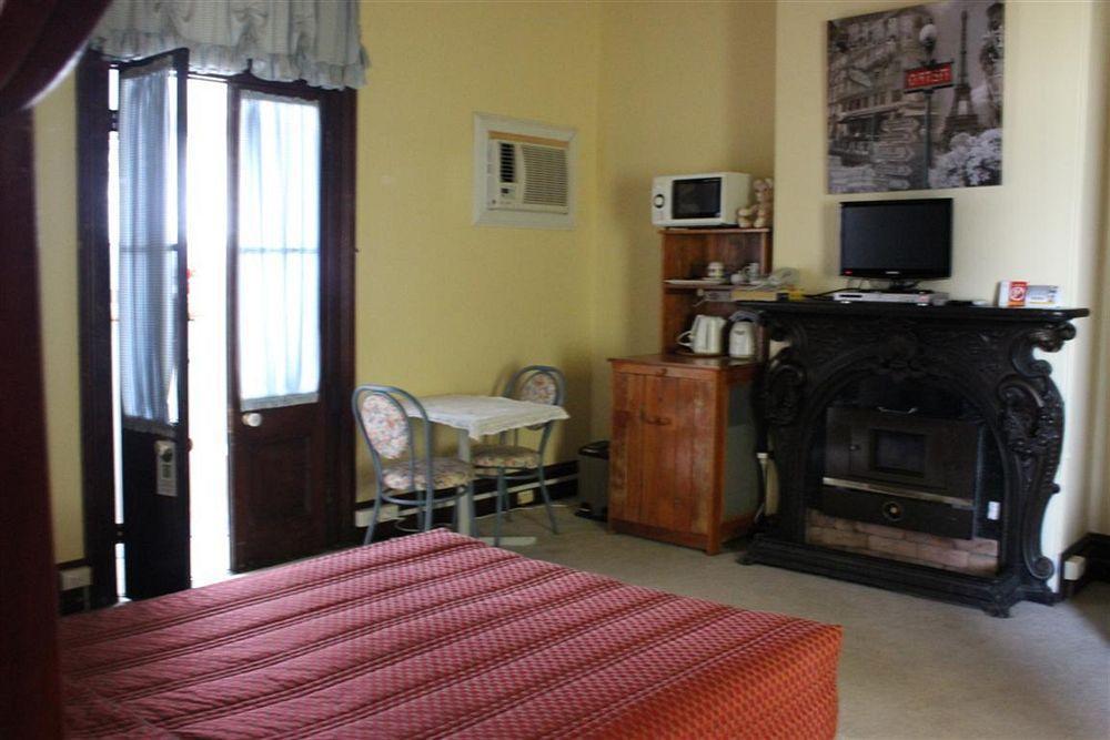 Warwick Settlers Inn Bagian luar foto