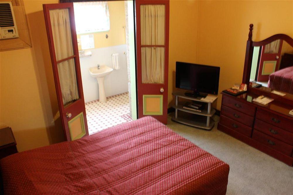Warwick Settlers Inn Bagian luar foto