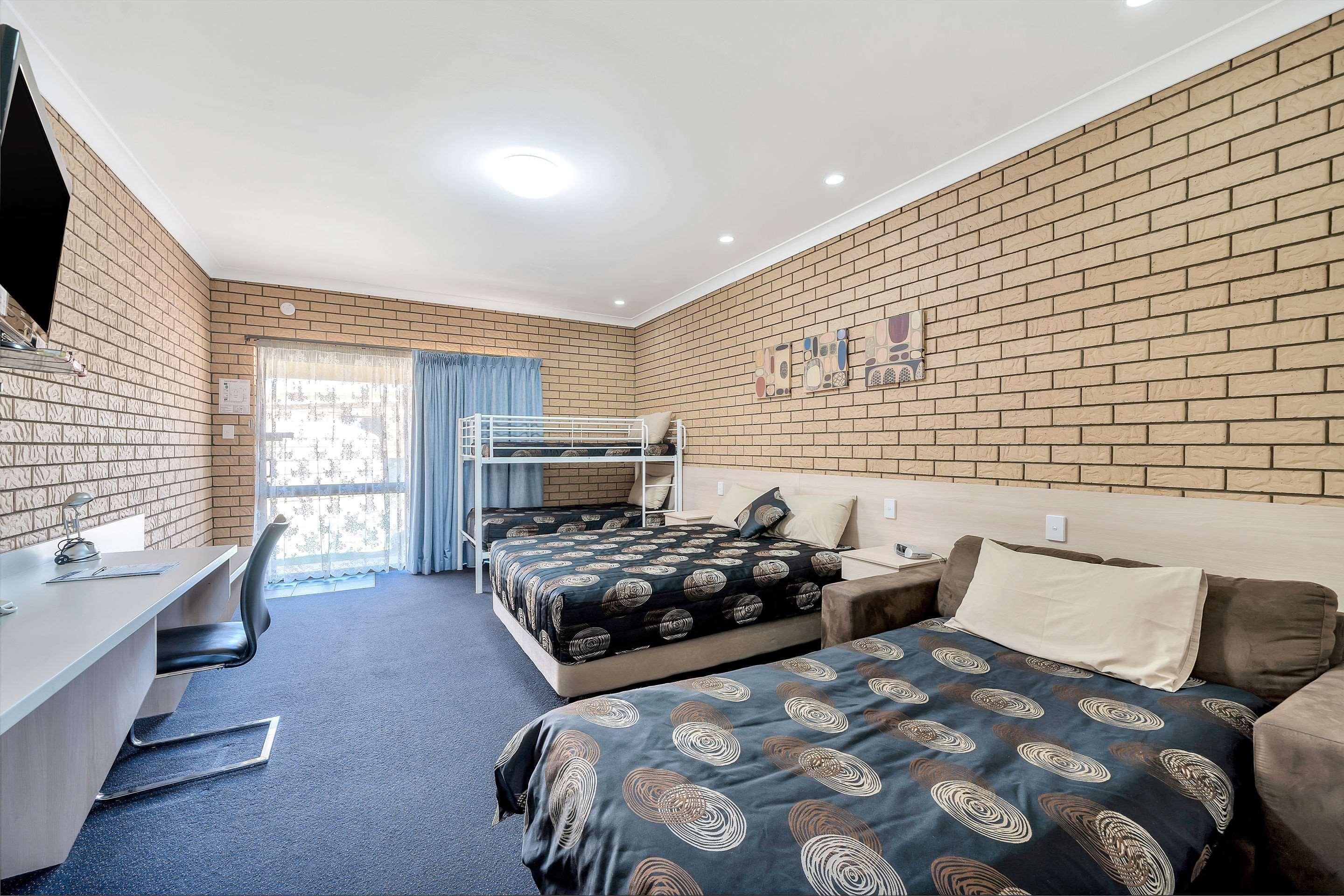 Warwick Settlers Inn Bagian luar foto