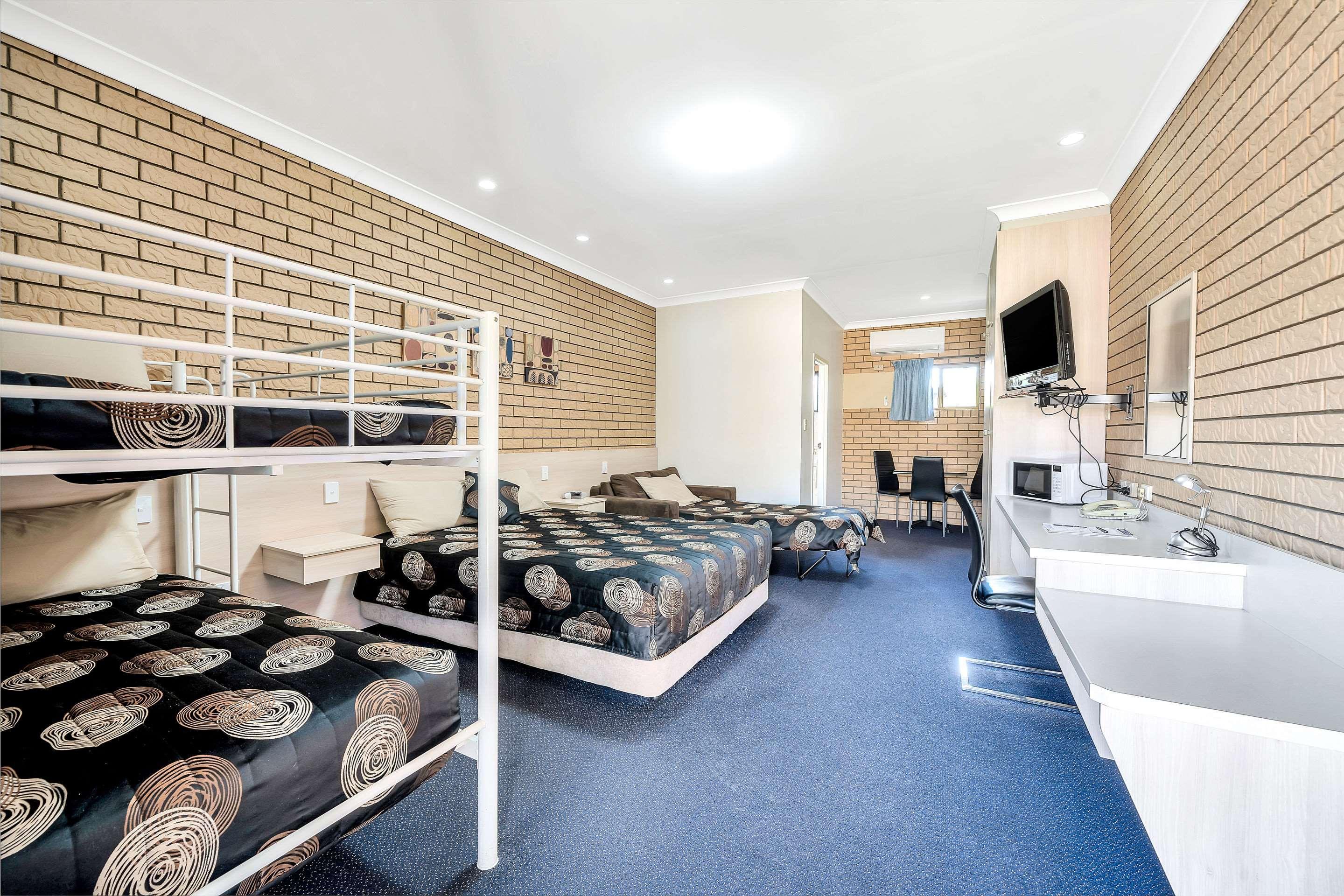 Warwick Settlers Inn Bagian luar foto