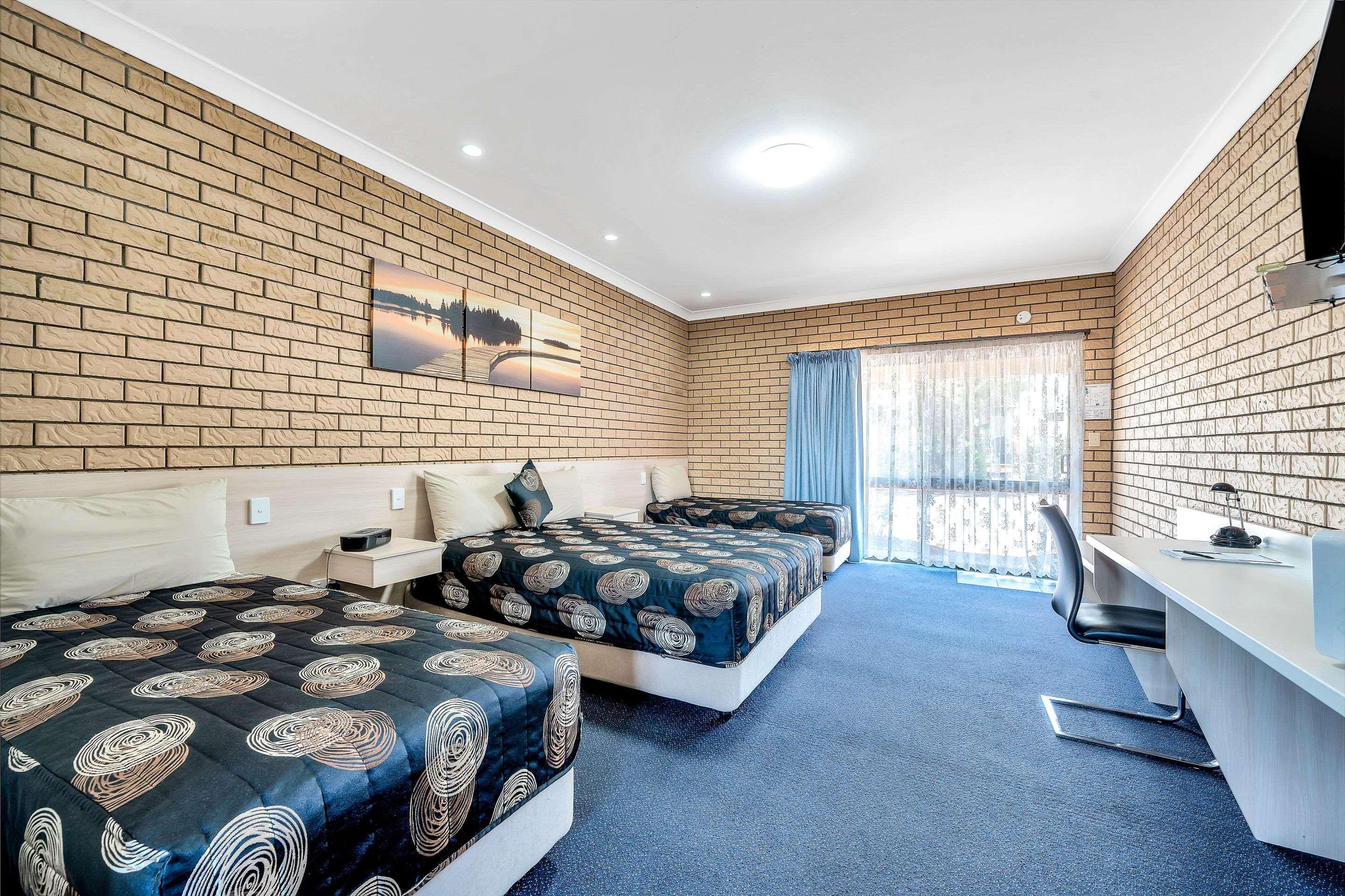 Warwick Settlers Inn Bagian luar foto