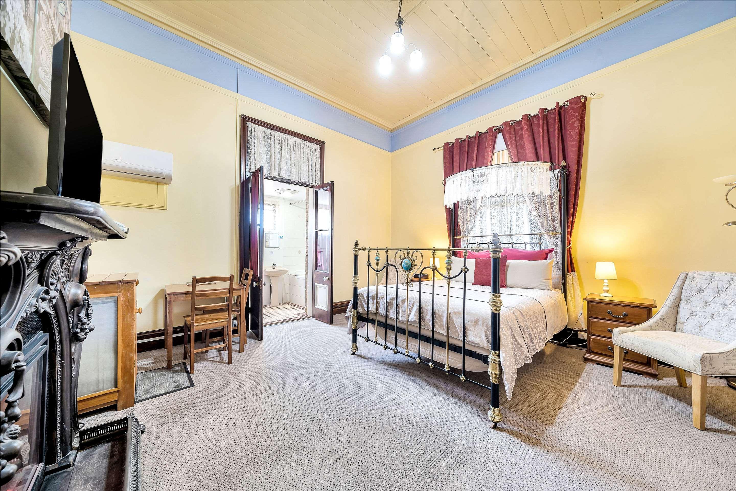 Warwick Settlers Inn Bagian luar foto