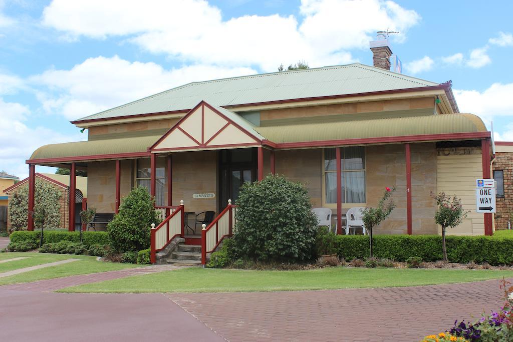 Warwick Settlers Inn Bagian luar foto