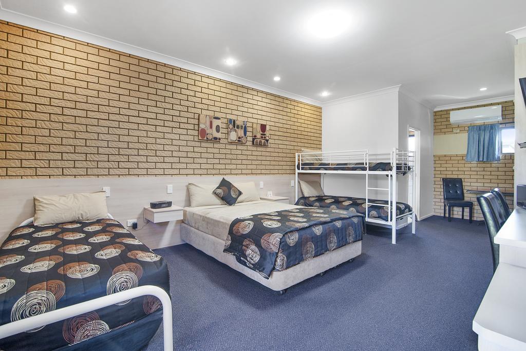 Warwick Settlers Inn Bagian luar foto