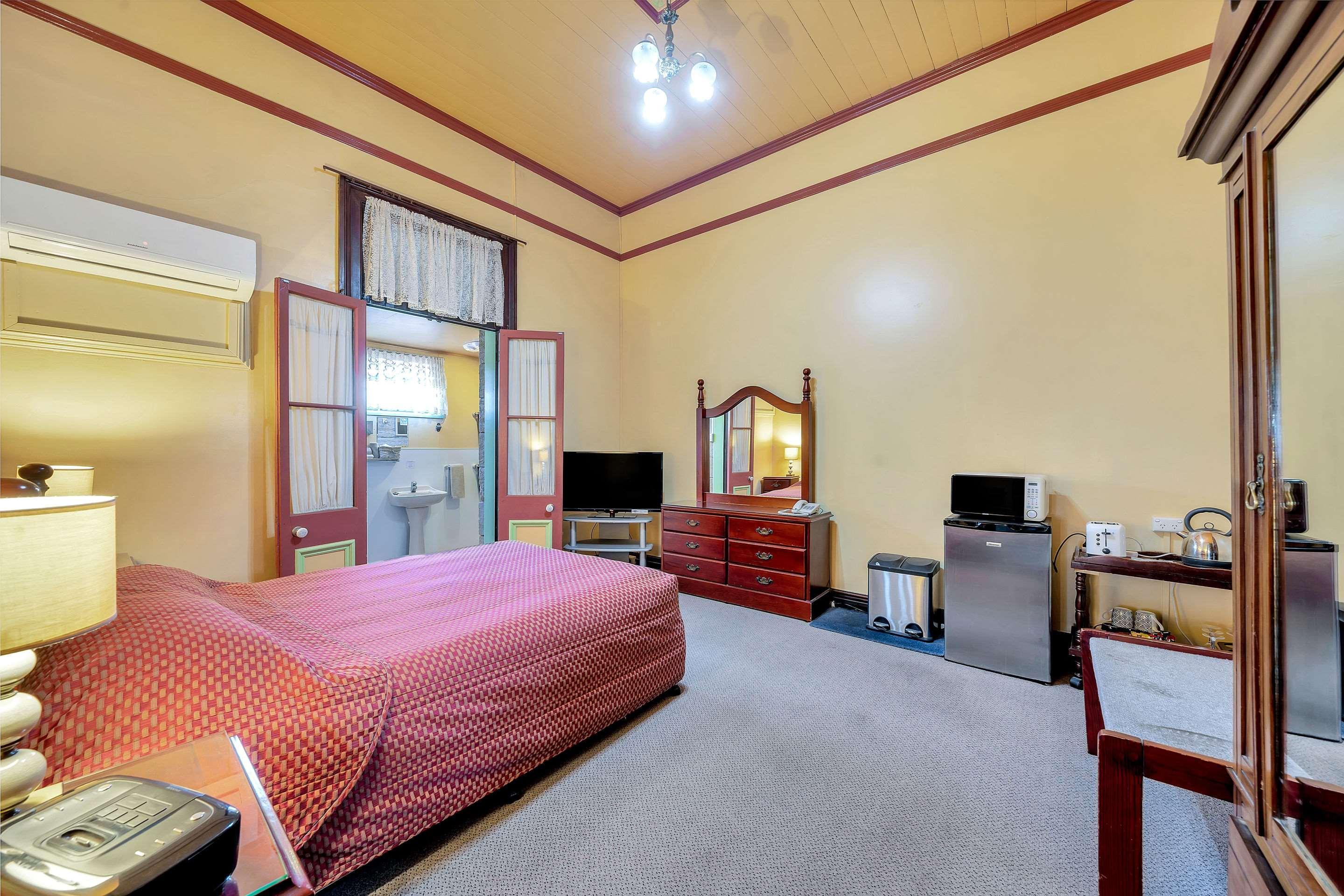 Warwick Settlers Inn Bagian luar foto