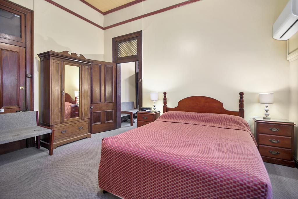 Warwick Settlers Inn Bagian luar foto