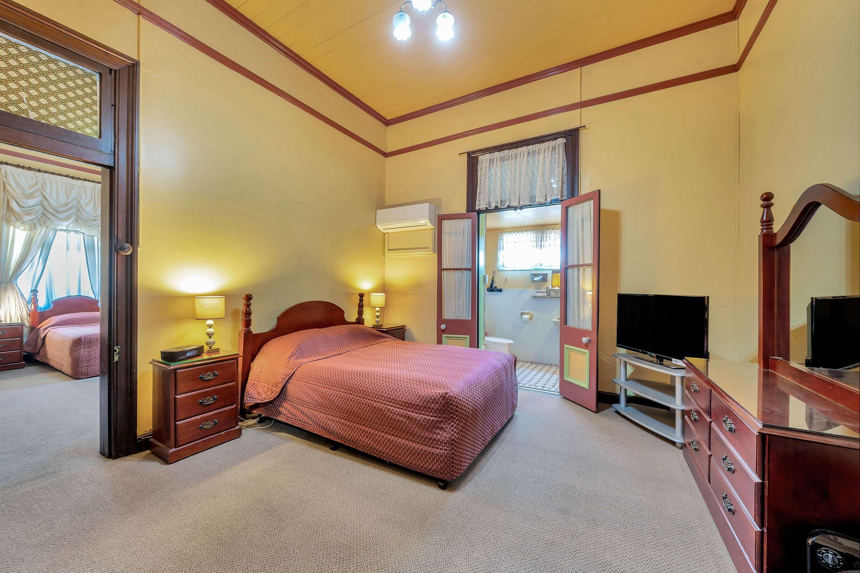 Warwick Settlers Inn Bagian luar foto