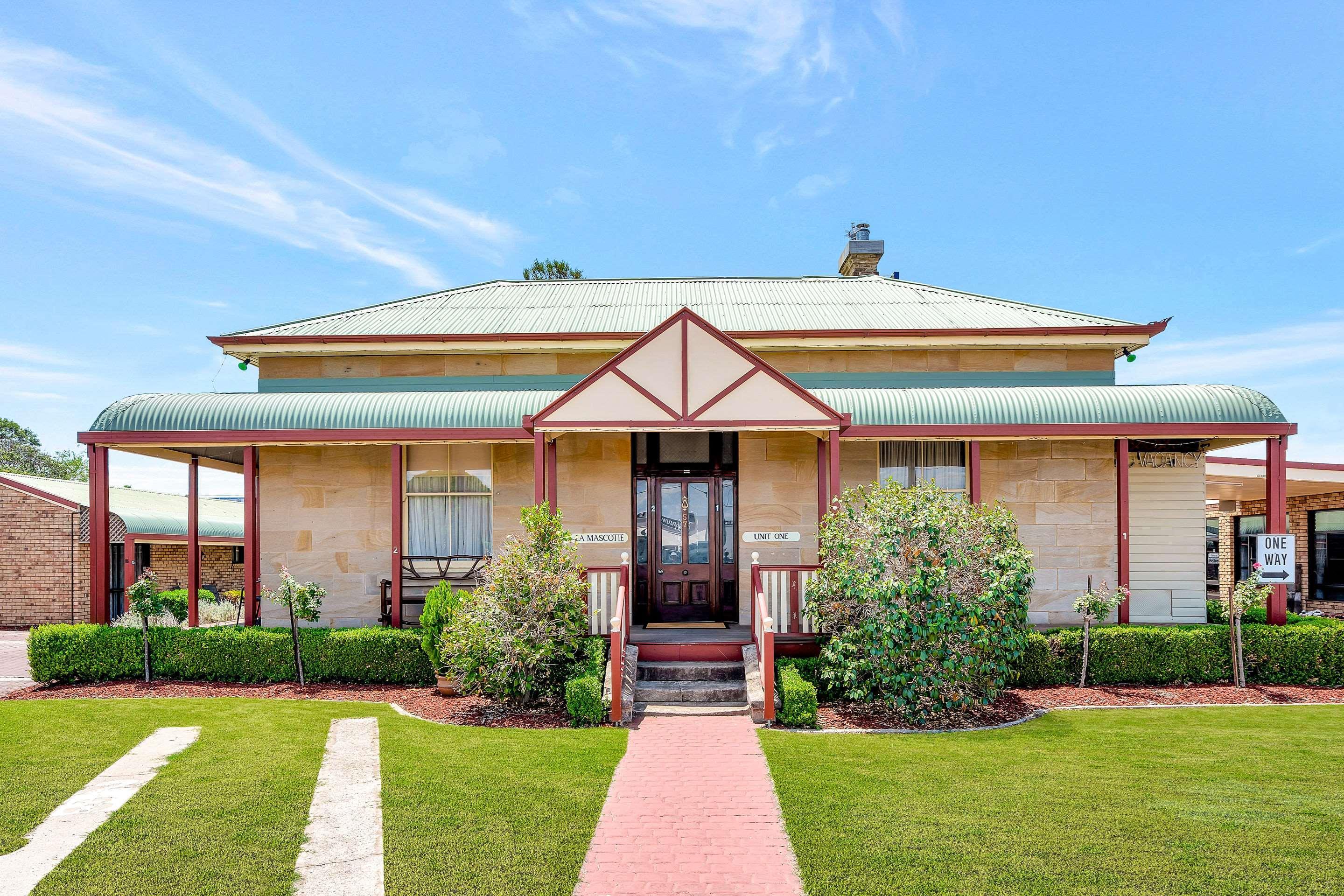 Warwick Settlers Inn Bagian luar foto