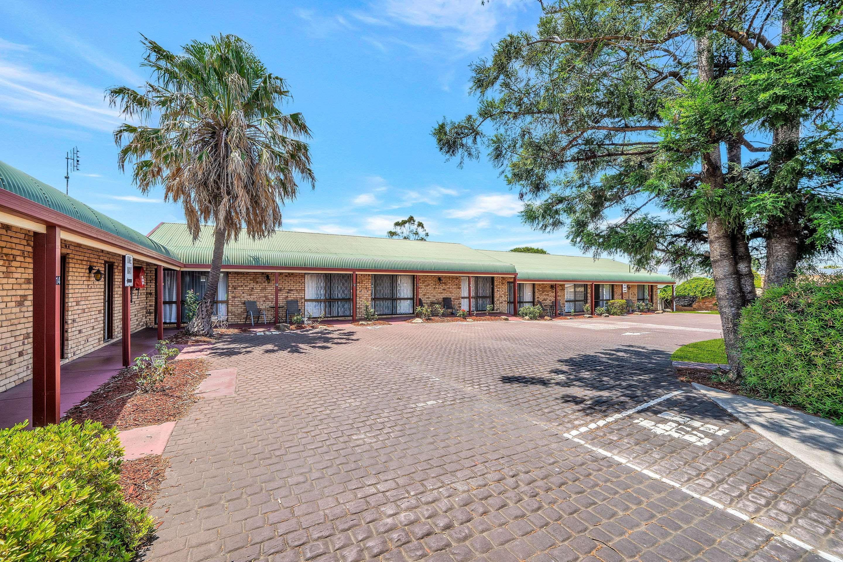 Warwick Settlers Inn Bagian luar foto