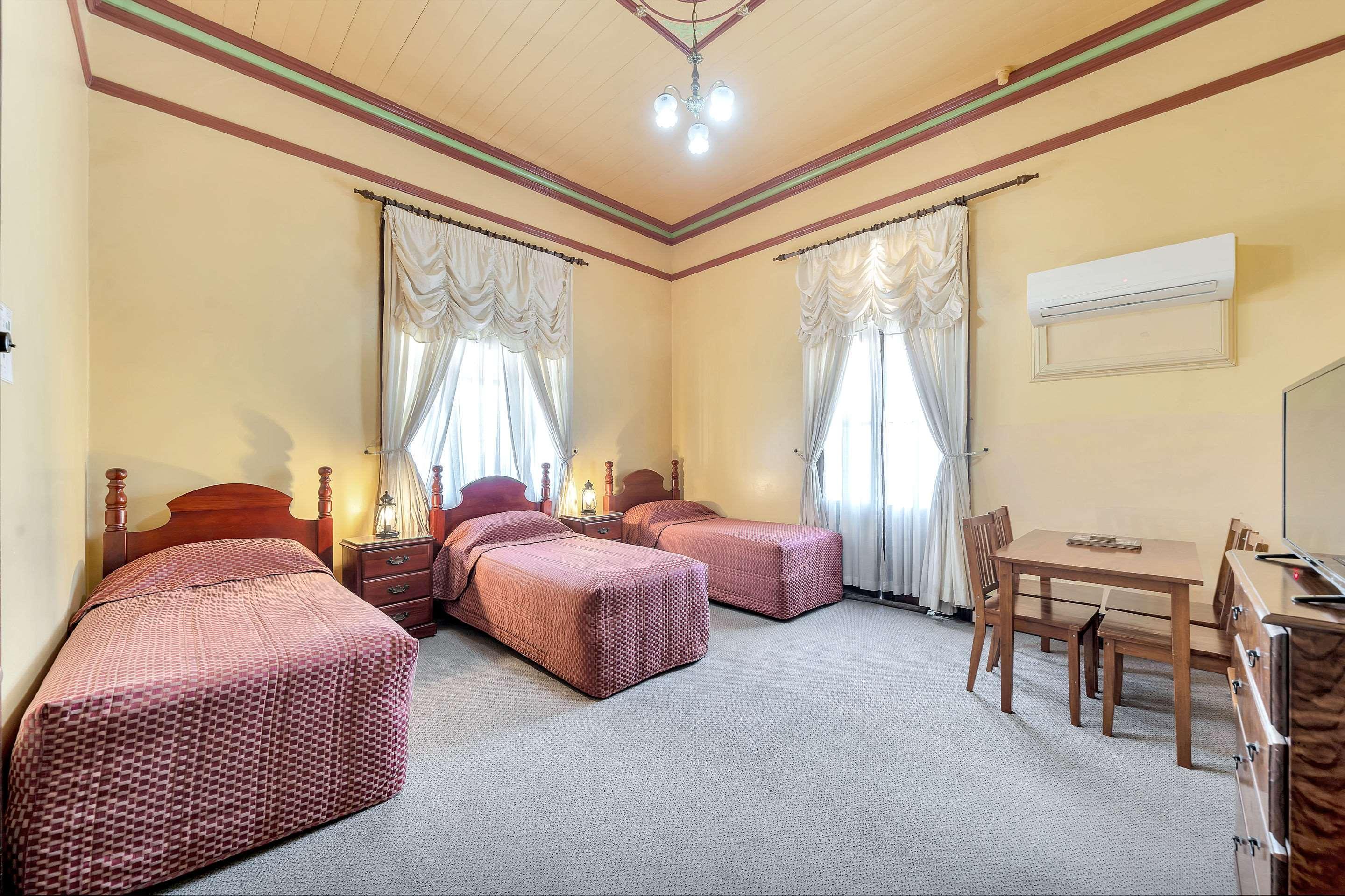 Warwick Settlers Inn Bagian luar foto