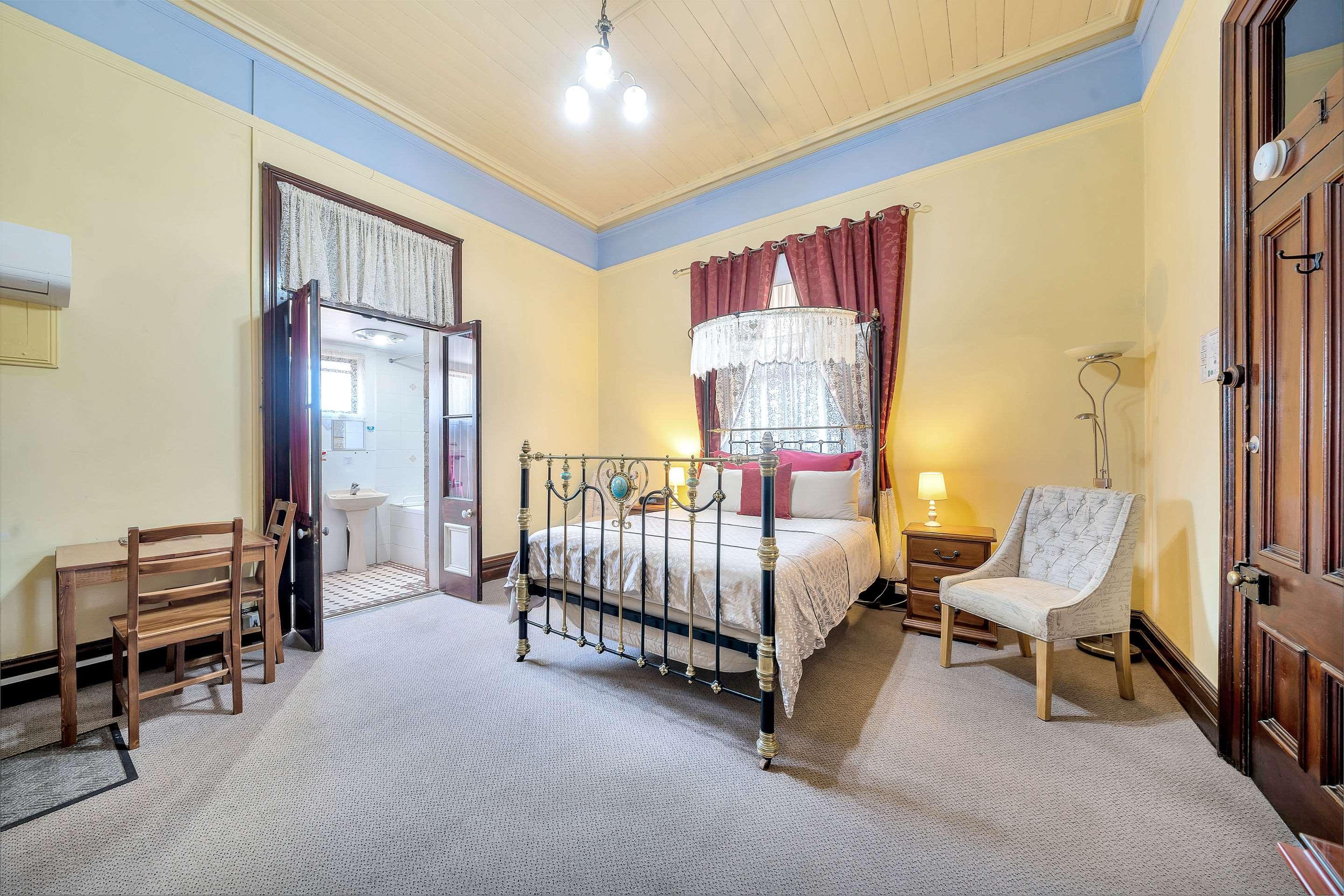 Warwick Settlers Inn Bagian luar foto
