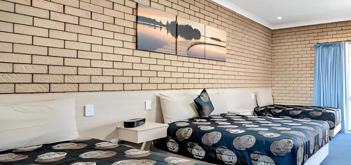 Warwick Settlers Inn Bagian luar foto
