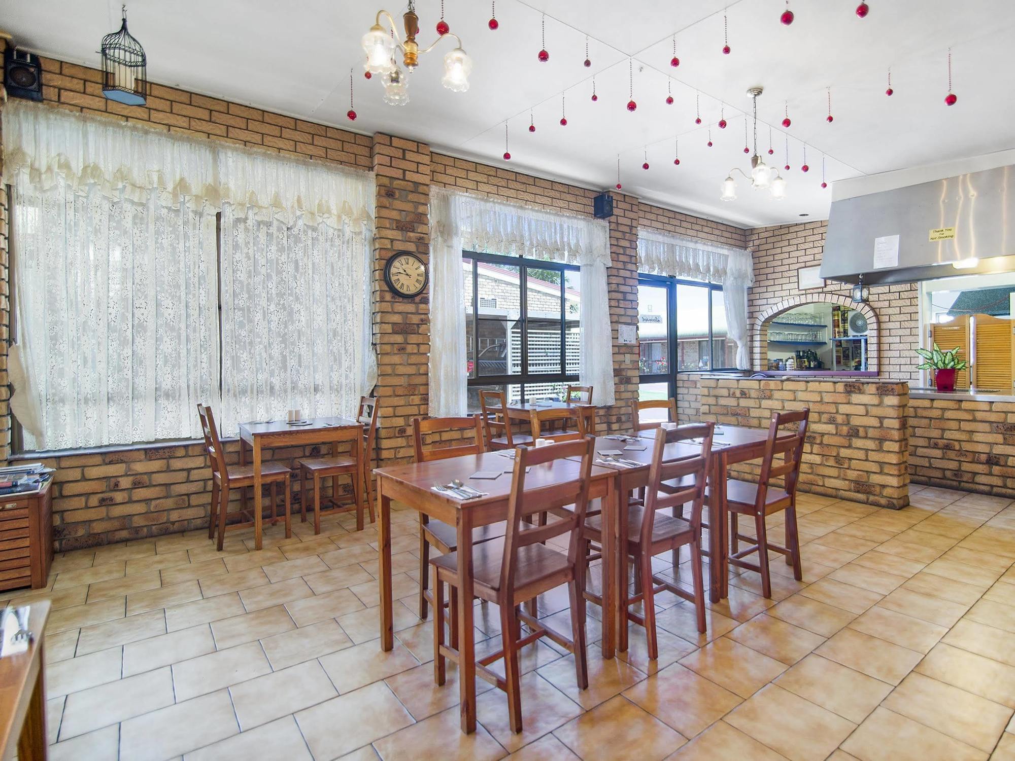 Warwick Settlers Inn Bagian luar foto